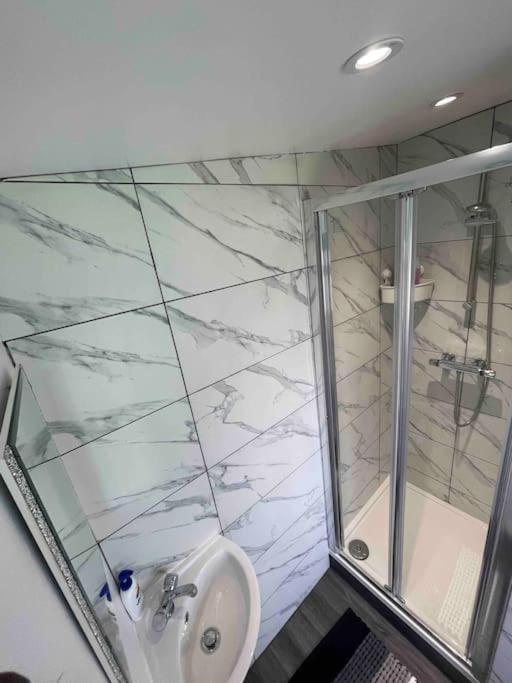 The Cabin مدينة ويلوين جاردن المظهر الخارجي الصورة
