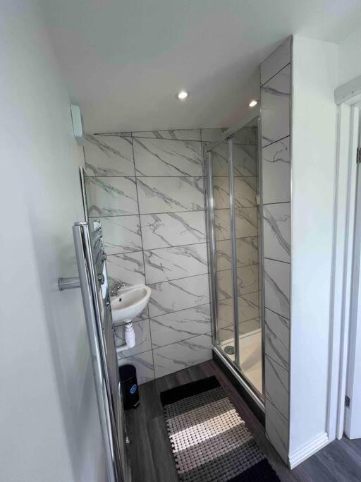 The Cabin مدينة ويلوين جاردن المظهر الخارجي الصورة